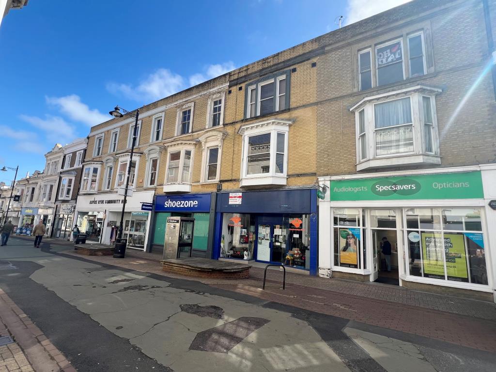 Lot: 124 - COMMERCIAL INVESTMENT - Commercial high street location with residential flat above